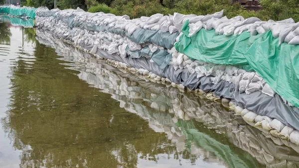 karung pasir banjir - karung pasir penahan banjir - pasir karungan